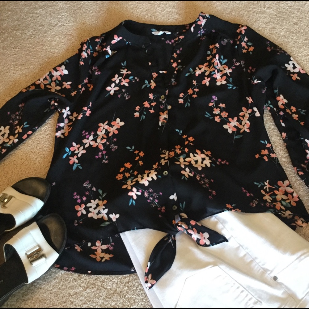 NWOT Floral Button Up Tie Front Top